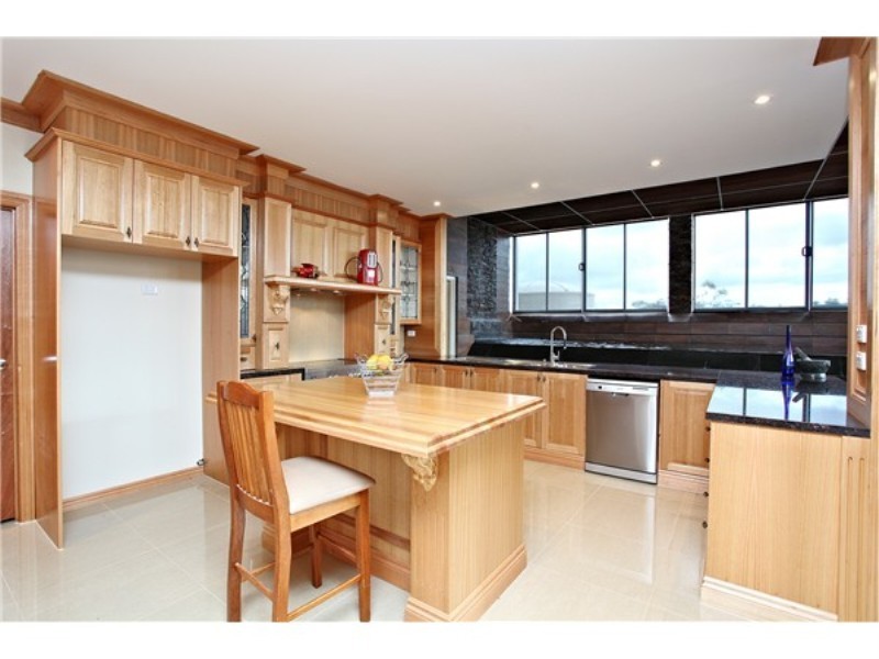 552 Leakes Road, Rockbank VIC 3335