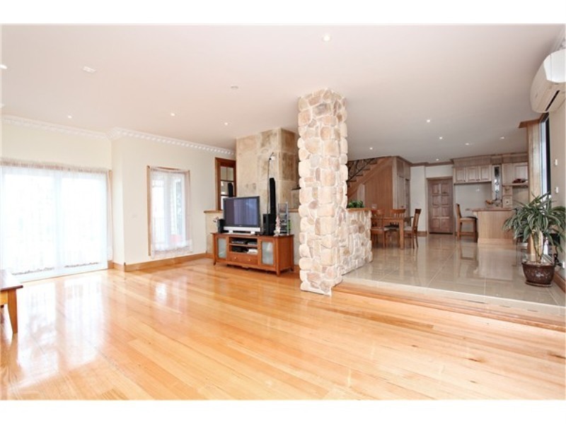 552 Leakes Road, Rockbank VIC 3335