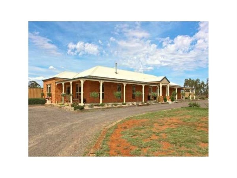 32 Strathtulloh Circuit, Melton South VIC 3338