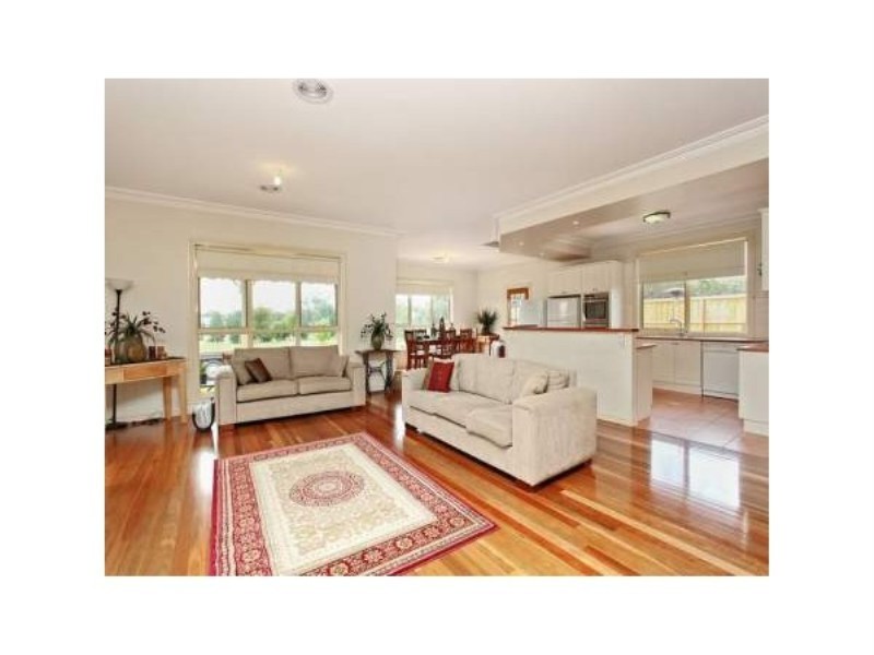 32 Strathtulloh Circuit, Melton South VIC 3338