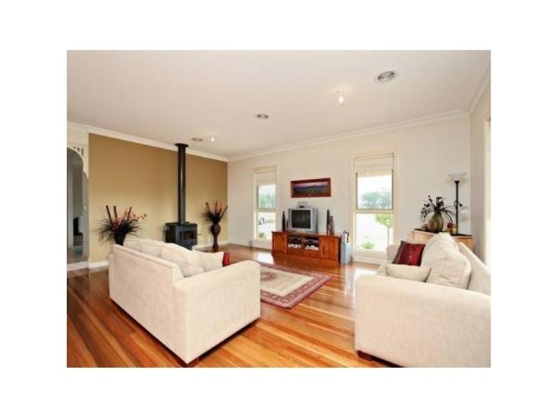 32 Strathtulloh Circuit, Melton South VIC 3338