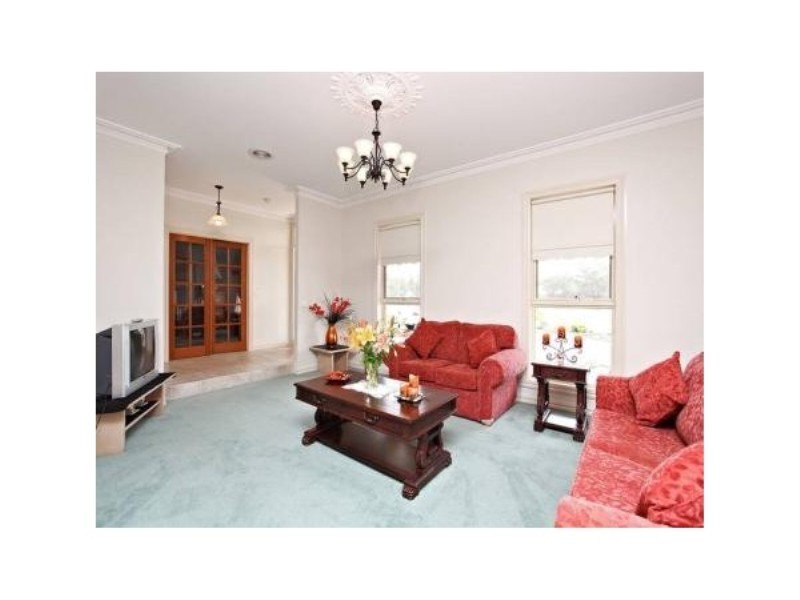 32 Strathtulloh Circuit, Melton South VIC 3338