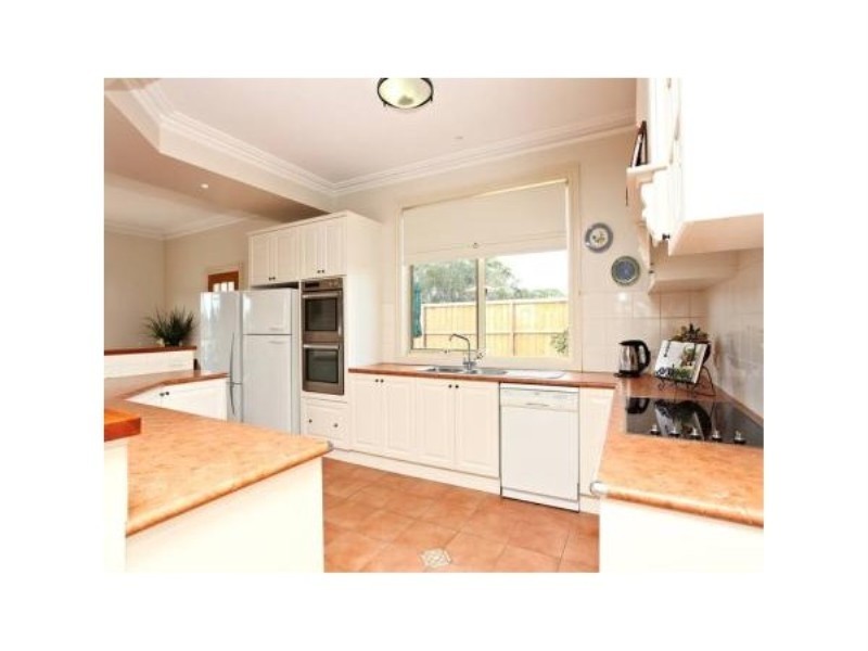 32 Strathtulloh Circuit, Melton South VIC 3338