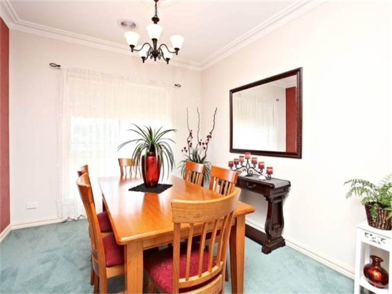 32 Strathtulloh Circuit, Melton South VIC 3338