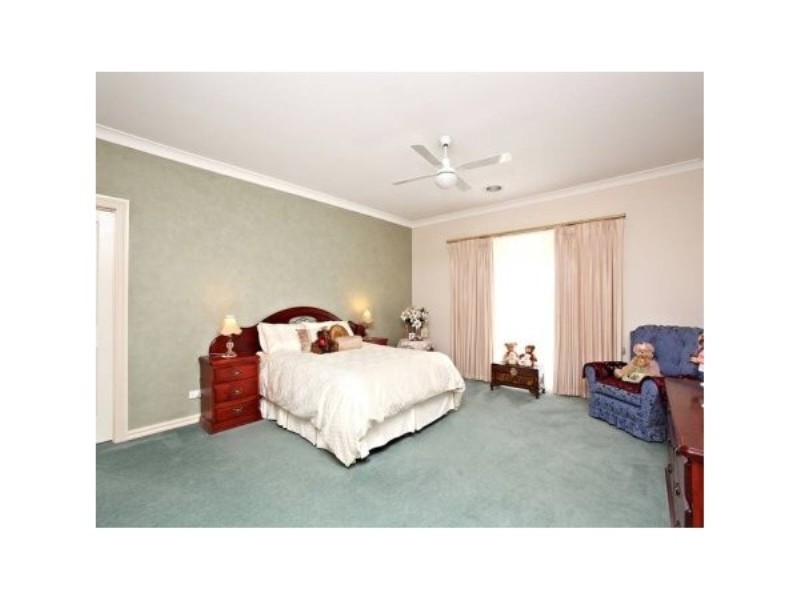 32 Strathtulloh Circuit, Melton South VIC 3338