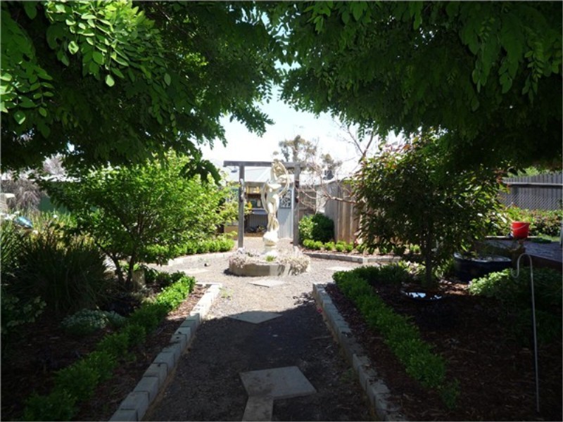 313 Coburns, Melton West VIC 3337