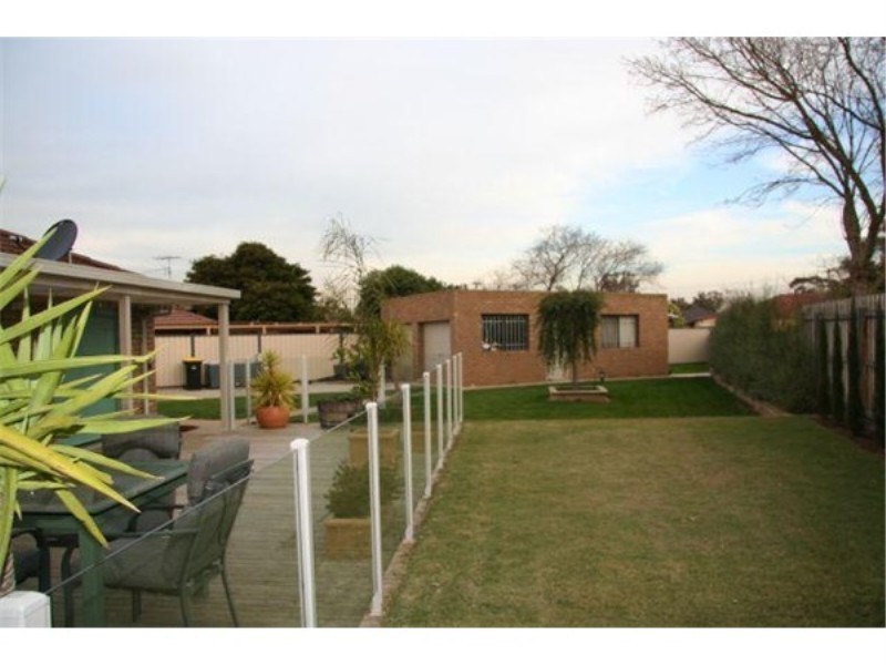 8 Brand Court, Melton South VIC 3338