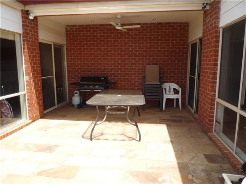 8 Harrington Drive, Melton West VIC 3337