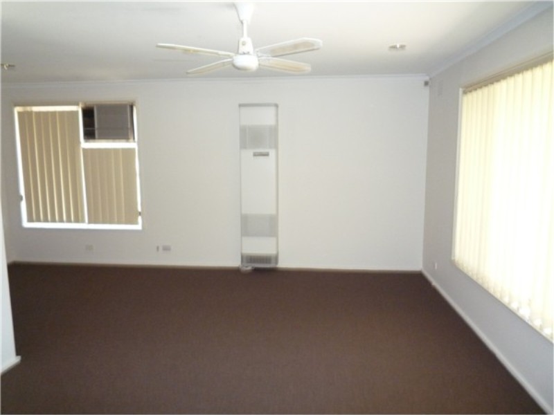 32 Christopher Crescent, Melton VIC 3337