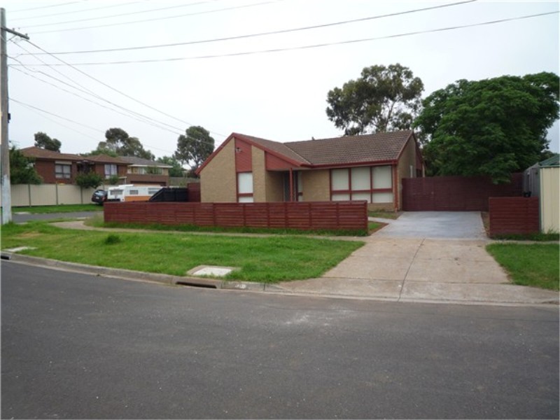 8 Manson Drive, Melton South VIC 3338