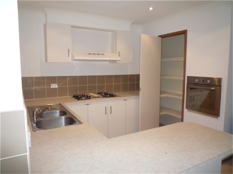 8 Manson Drive, Melton South VIC 3338