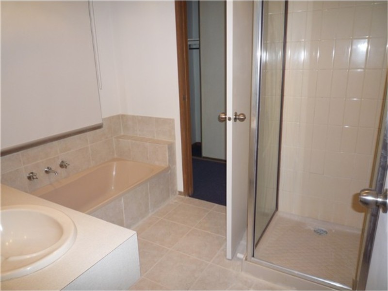 8 Manson Drive, Melton South VIC 3338