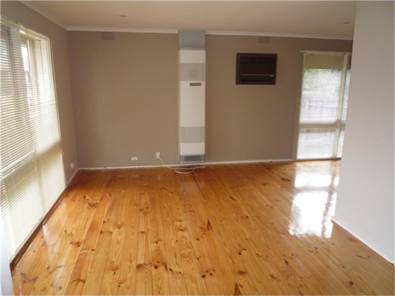 6 Laraine Pl, Melton West VIC 3337