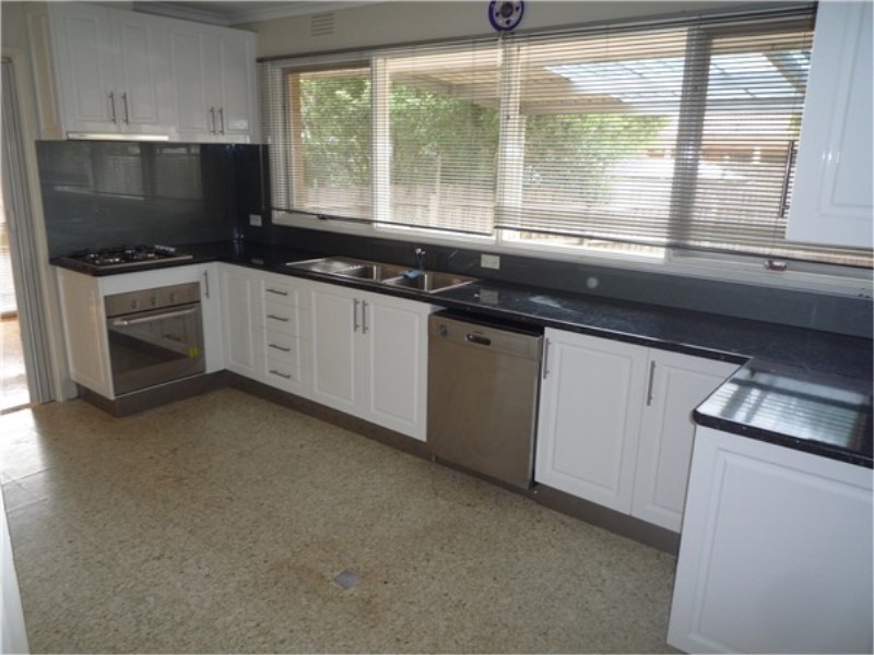 6 Laraine Pl, Melton West VIC 3337