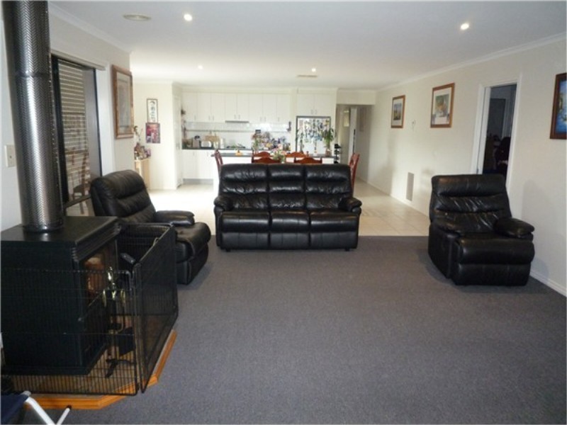 25 Ranfurlie Cct, Melton West VIC 3337