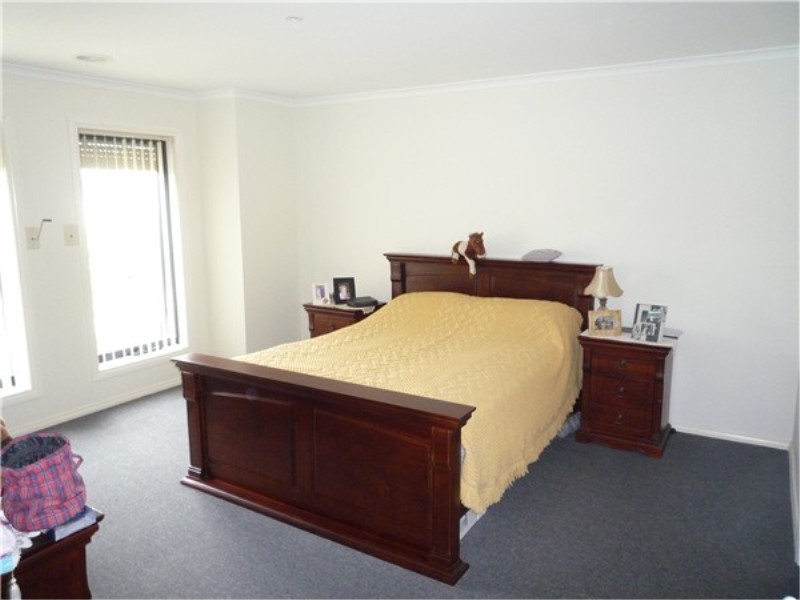 25 Ranfurlie Cct, Melton West VIC 3337