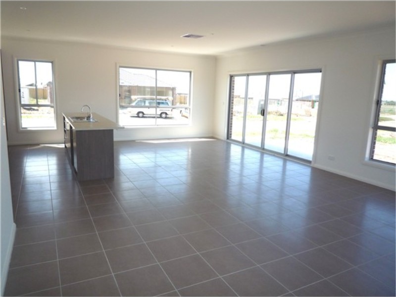 1 / 111 Crepe Myrtle Cl, Melton West VIC 3337