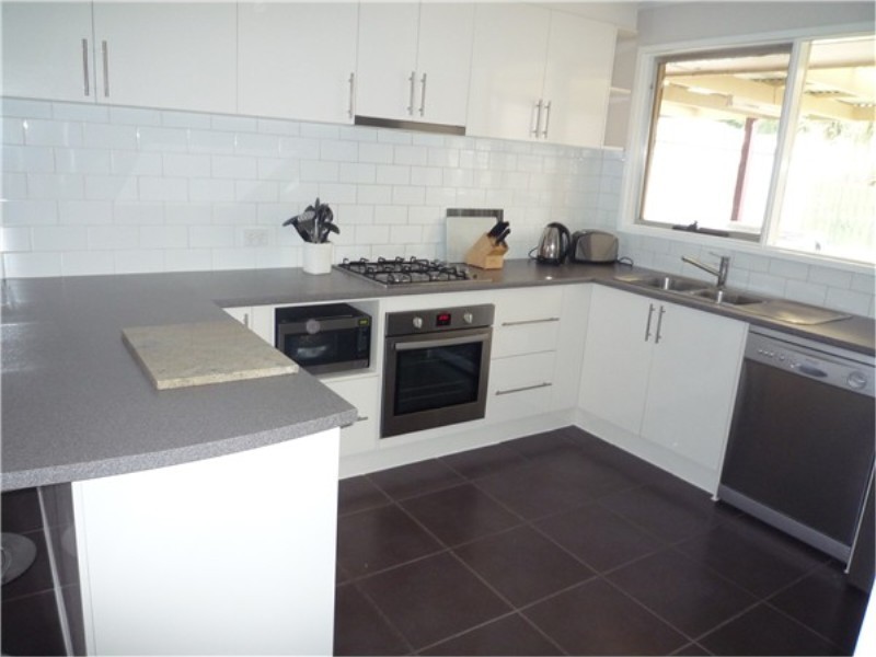 4 Banksia Place, Melton West VIC 3337