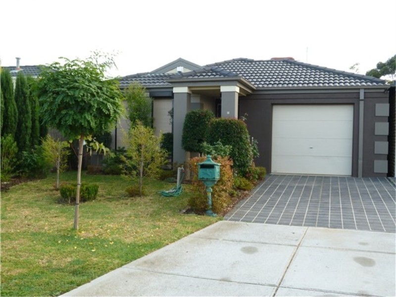 8 Erskine Way, Melton West VIC 3337