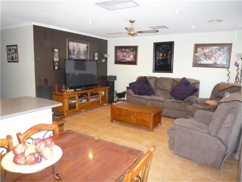 8 Erskine Way, Melton West VIC 3337