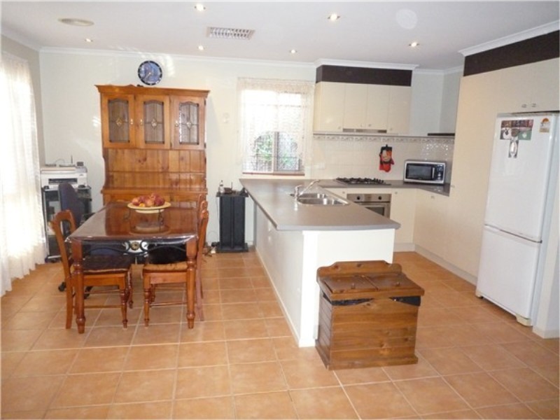 8 Erskine Way, Melton West VIC 3337