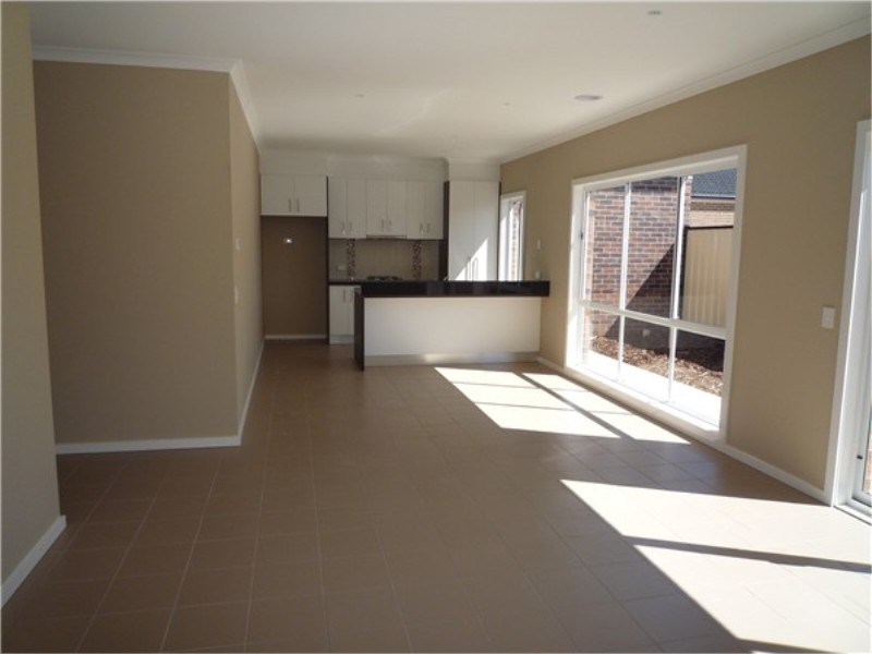 2 / 16 Marlo drive, Melton West VIC 3337