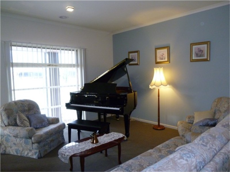 12 Sherwood Place, Melton West VIC 3337