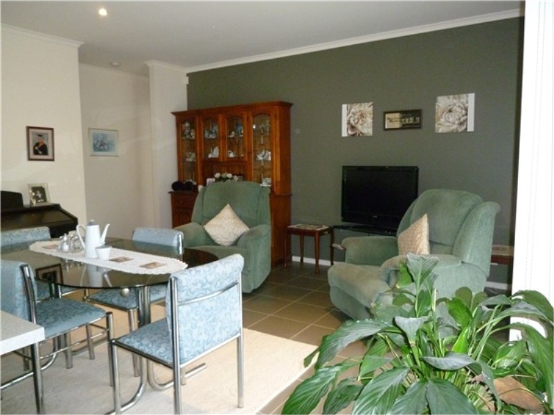 12 Sherwood Place, Melton West VIC 3337