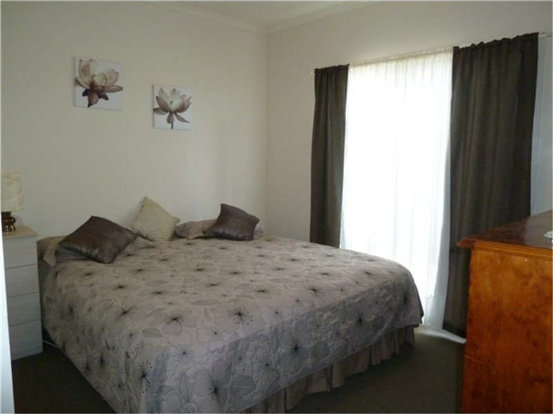 12 Sherwood Place, Melton West VIC 3337