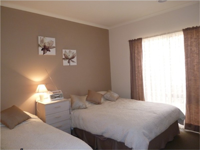 12 Sherwood Place, Melton West VIC 3337