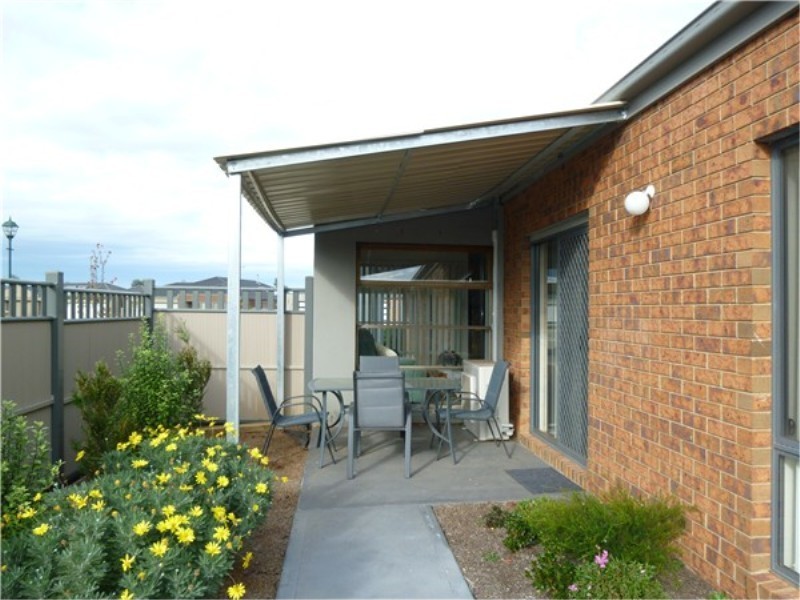 12 Sherwood Place, Melton West VIC 3337