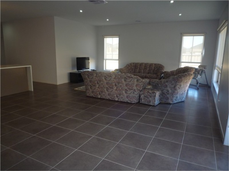 17 Longtree Drive, Melton West VIC 3337