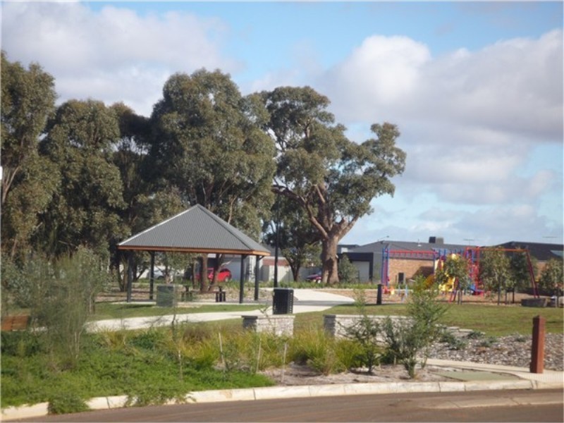 27 Riparian Way, Brookfield VIC 3338