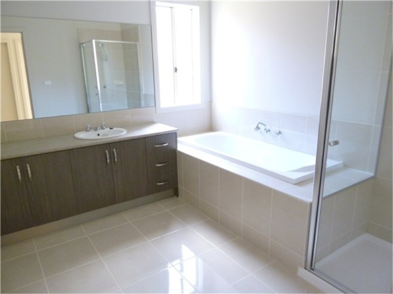 27 Longtree Drive, Melton West VIC 3337