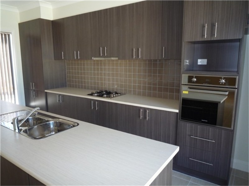 1 / 68 McBurnie Drive, Melton VIC 3337