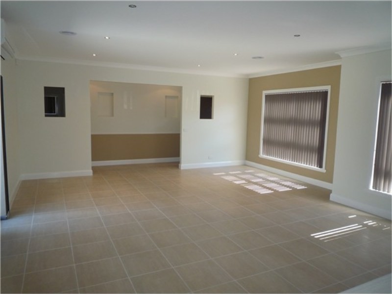 1 / 68 McBurnie Drive, Melton VIC 3337