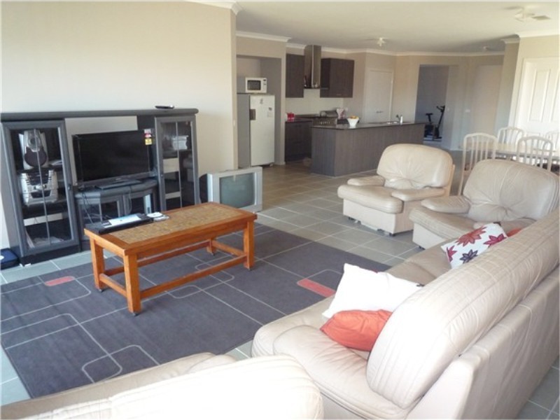 25 Desert Gum Way, Brookfield VIC 3338