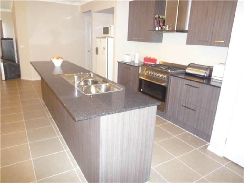 25 Desert Gum Way, Brookfield VIC 3338