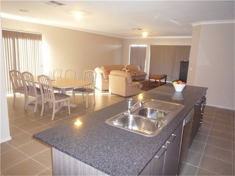 25 Desert Gum Way, Brookfield VIC 3338