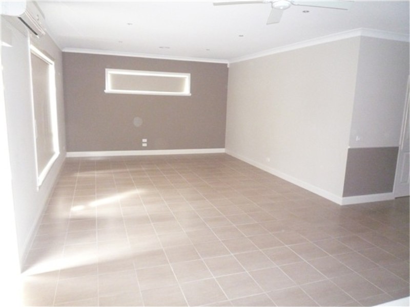1 / 27 Faircroft Drive, Melton West VIC 3337