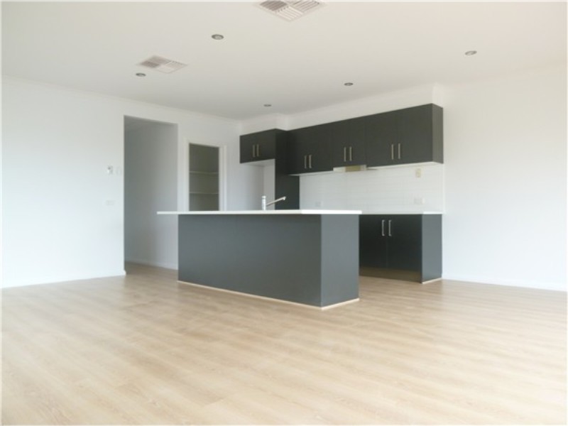 2 / 193 Centenary Avenue, Melton VIC 3337