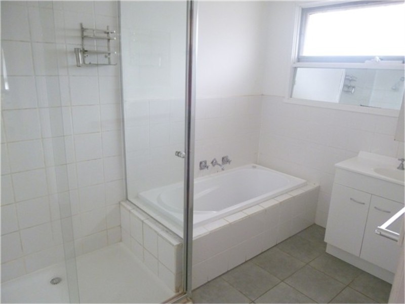 10 Blackwood Drive, Melton South VIC 3338