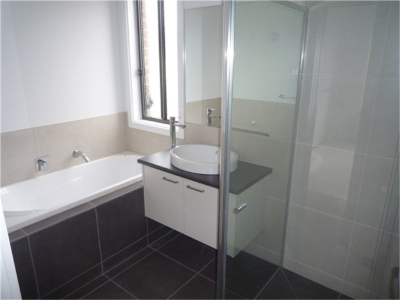 1 / 32 Paul Harris Drive, Melton West VIC 3337