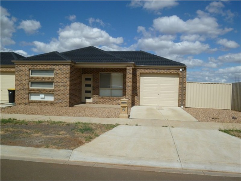 2 / 131 Dalray Crescent, Kurunjang VIC 3337