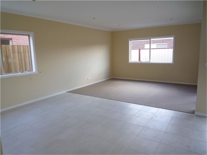 14 Pangbourne Avenue, Melton West VIC 3337