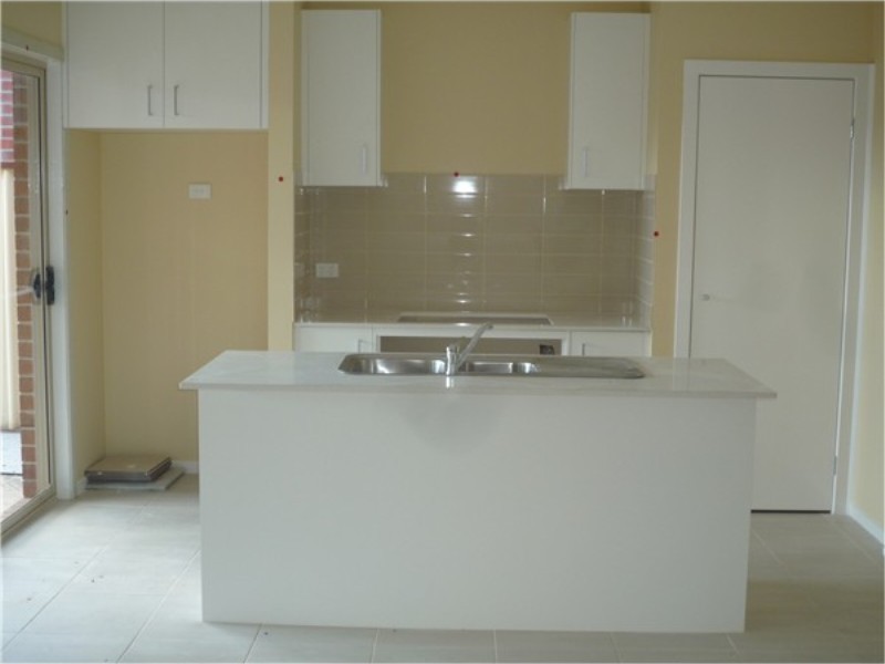 14 Pangbourne Avenue, Melton West VIC 3337