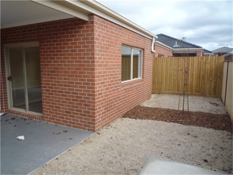 14 Pangbourne Avenue, Melton West VIC 3337