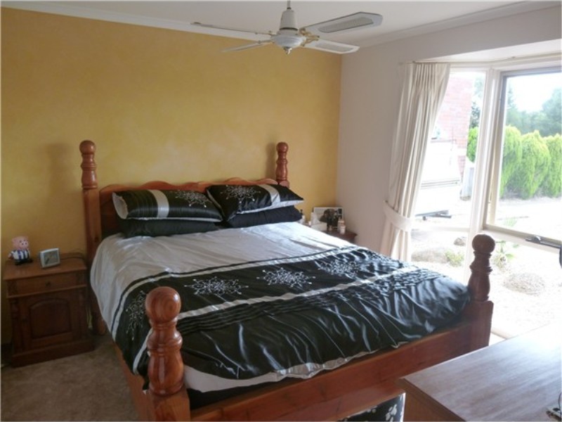 2 Strachan Place, Melton South VIC 3338