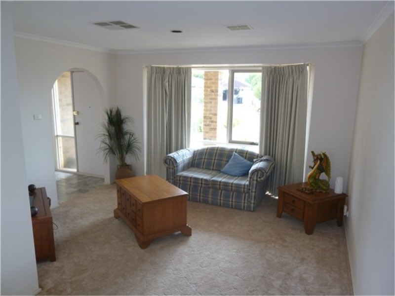 2 Strachan Place, Melton South VIC 3338