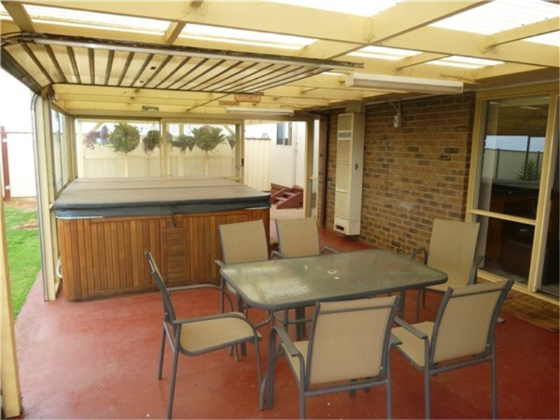 2 Strachan Place, Melton South VIC 3338